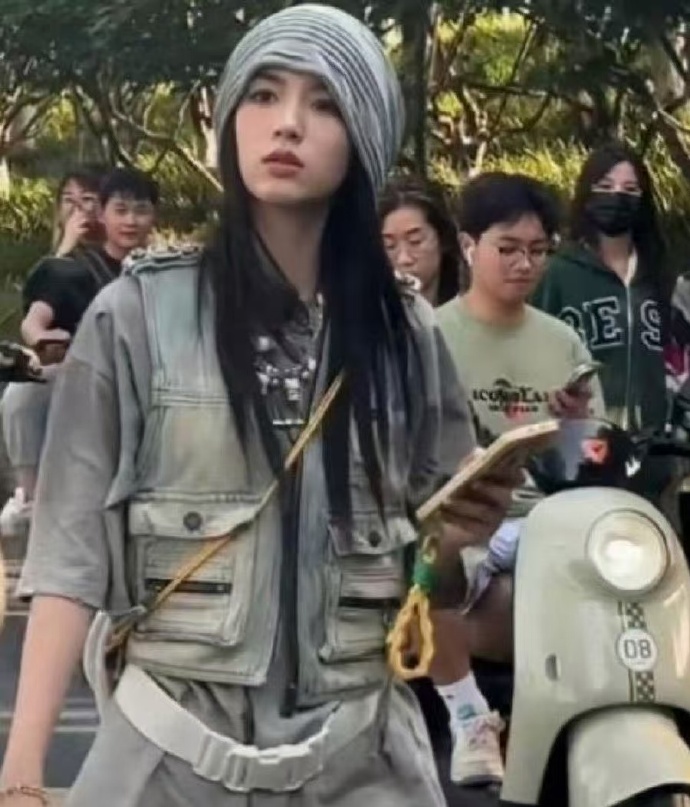 第一次这么直观觉着周也美！这张脸，原相机镜头下，简直神颜呐！ ​​​