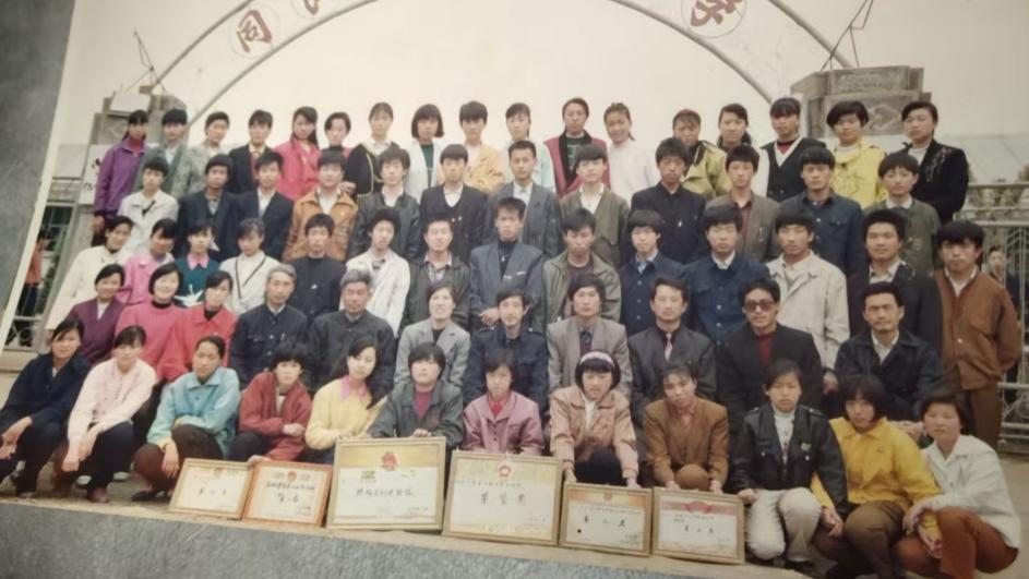 翻出 33 年前的毕业照，突然惊醒，我弄丢了说走就走的年纪。