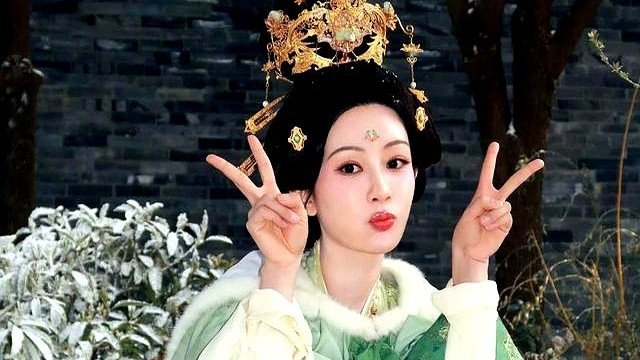 杨紫元宵节晒美照，穿古装吃柿柿如意汤圆，祝大家元宵节快乐！