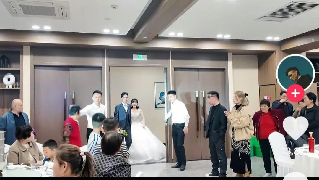 山东某婚礼上最丑陋的一幕流出，暴露多少自私的“成人巨婴”