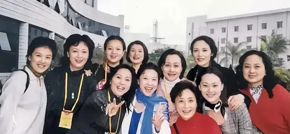 一张80年代的女演员集体大合影，认出了左边的宋春丽和中间的洪学敏，你还能认识几位