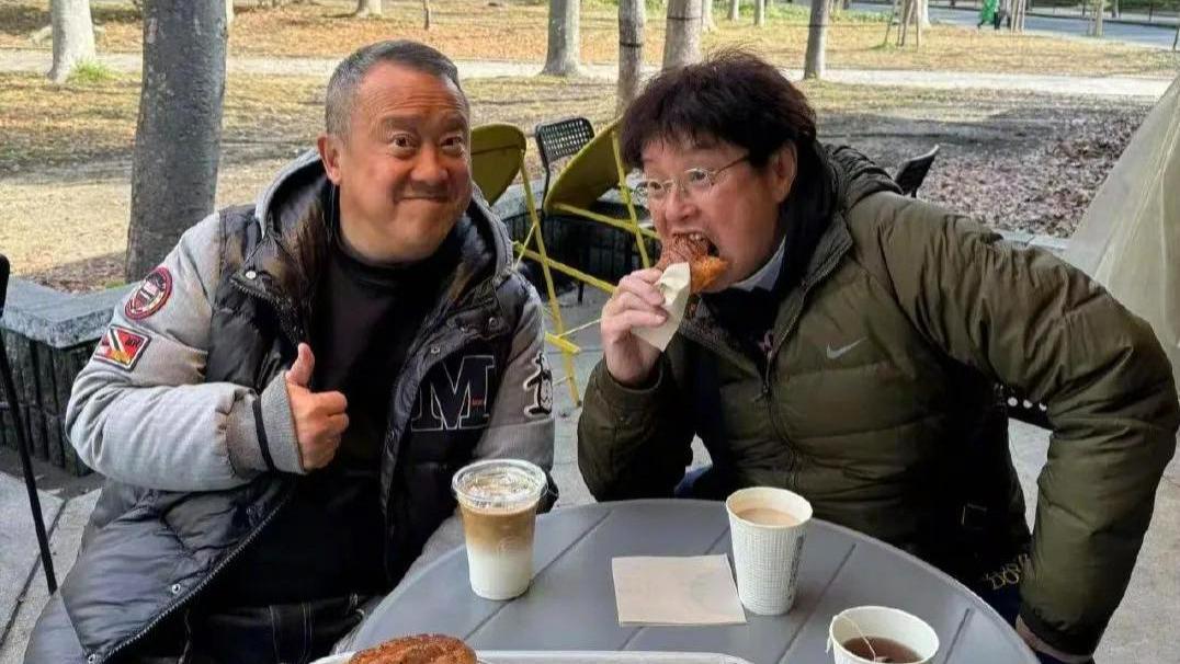 74岁明星的美食冒险：谭咏麟与曾志伟日本行