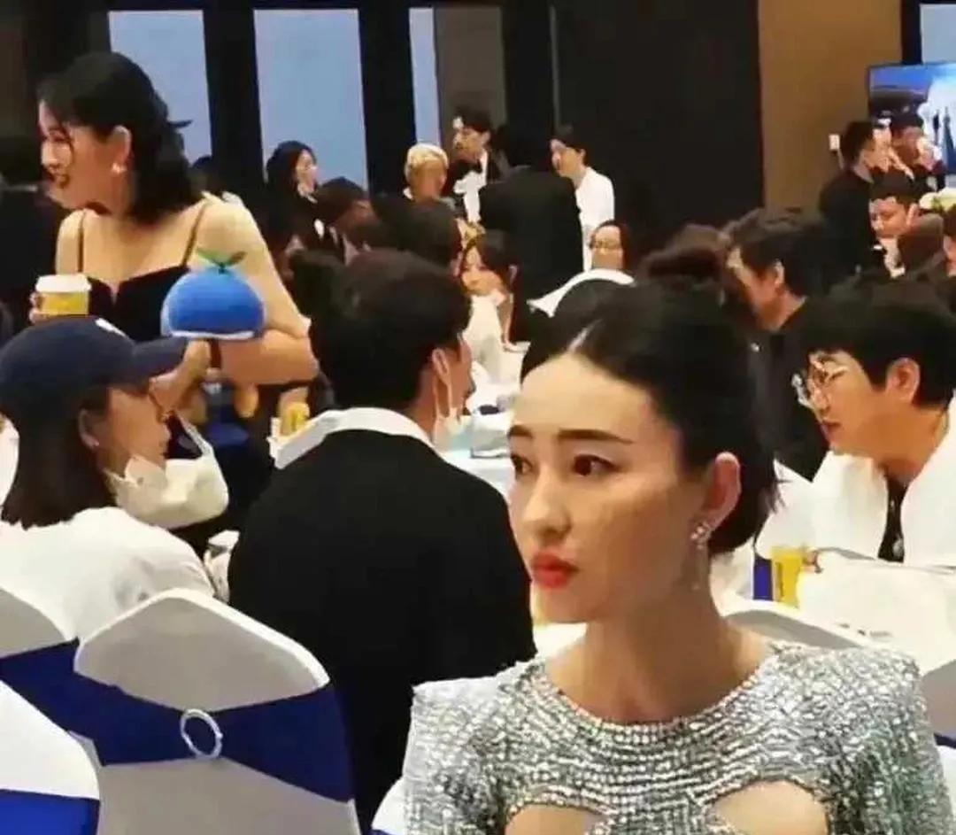 应该是设计师喝醉了，没有把尺寸量好