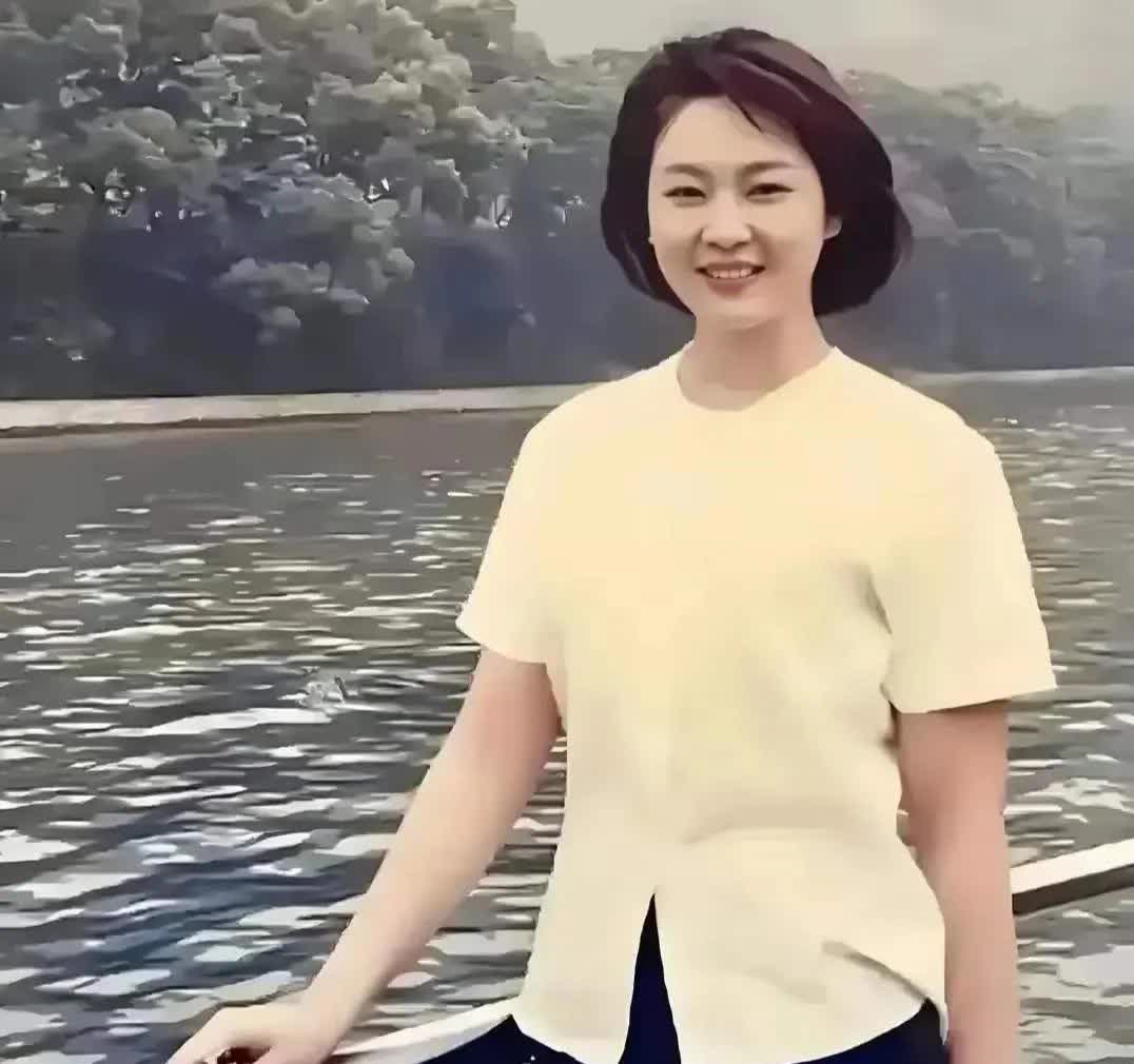 她的美比起朱琳更加耐看一百倍
你们认识她吗？
她的作品不是很多，但是却是部部