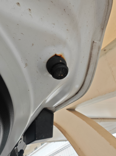 比亚迪生锈
这情况怎么整，才一年的车，4个车门跟后备箱生锈，都是里面，这还是看到