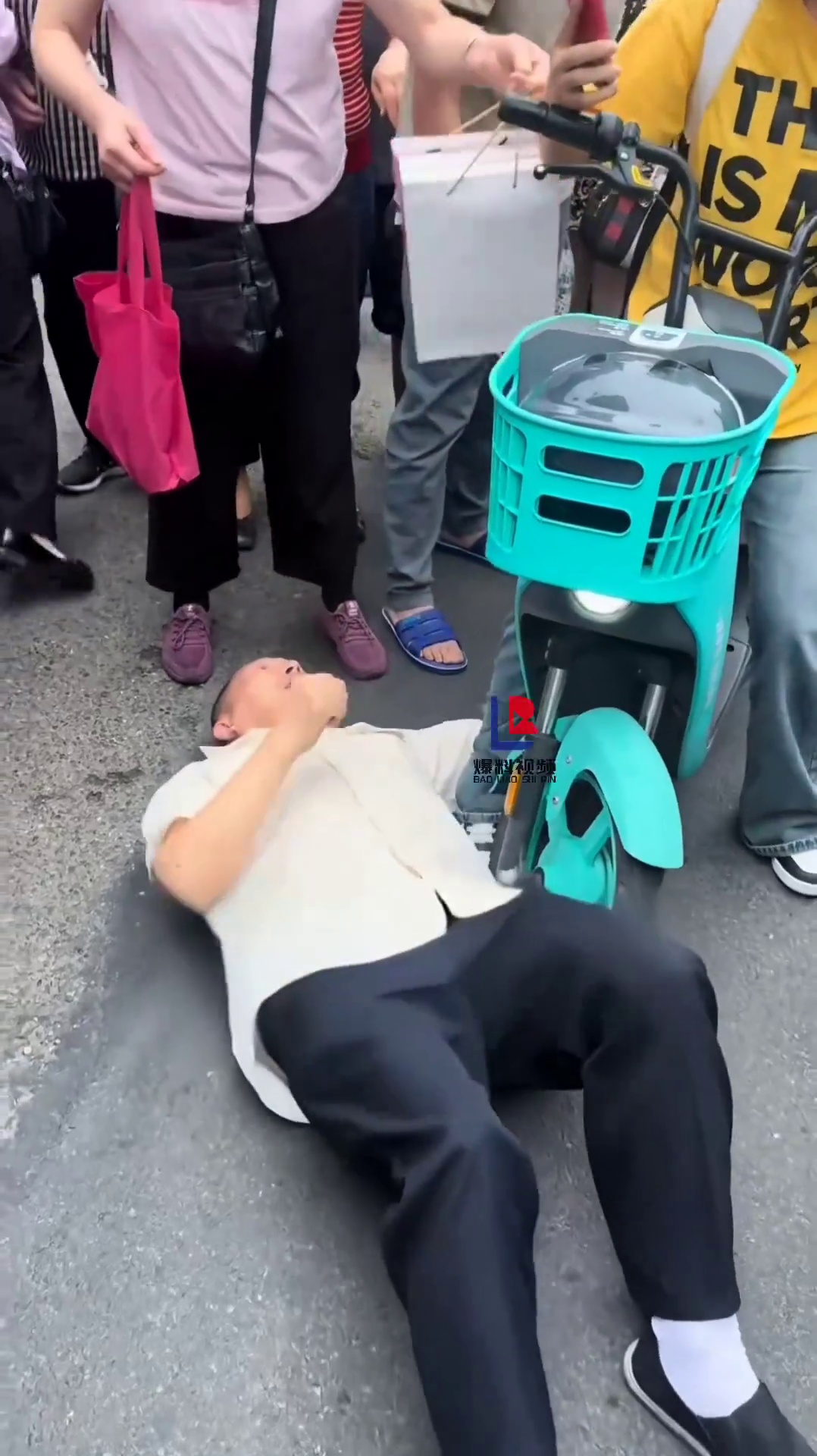 一男子抓住女孩裤子躺地碰瓷，大妈强势出手将其拉开！