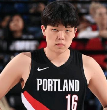 杨瀚森已经被正式下放到发展联盟，他将出战两场发展联盟的比赛。据开拓者官方消息，杨