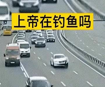 谁知道，这种现象是怎么发生的？

司机干了什么，让正常行驶的轿车，前车盖子突