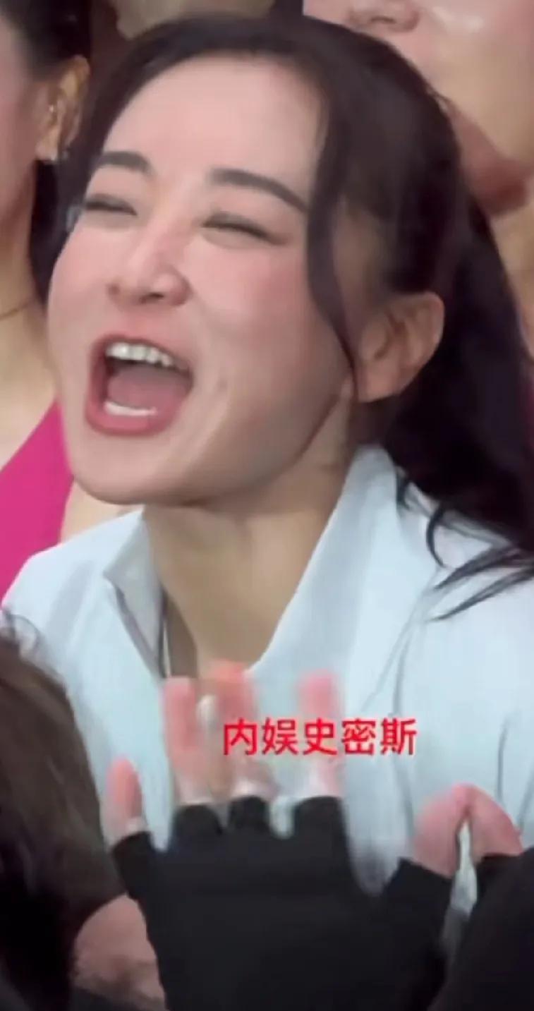 贾玲笑得多好看，自然清爽，透着由衷的轻松。有皱纹怕什么？何必非要胖着做搞笑效果？
