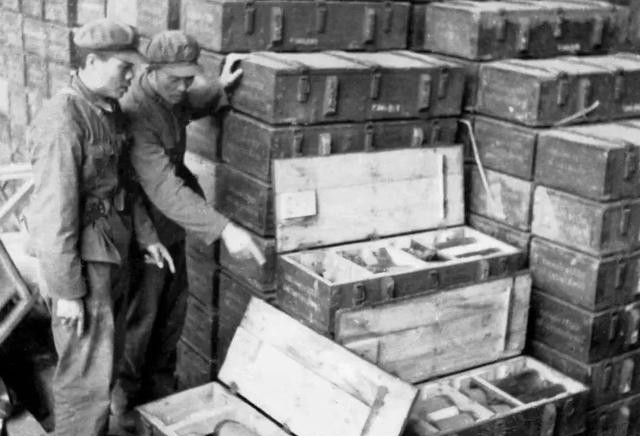 1931年，一位车夫拉着一装满烂猪肠、烂羊肚的棺木送到根据地。战士们被熏得喘不过