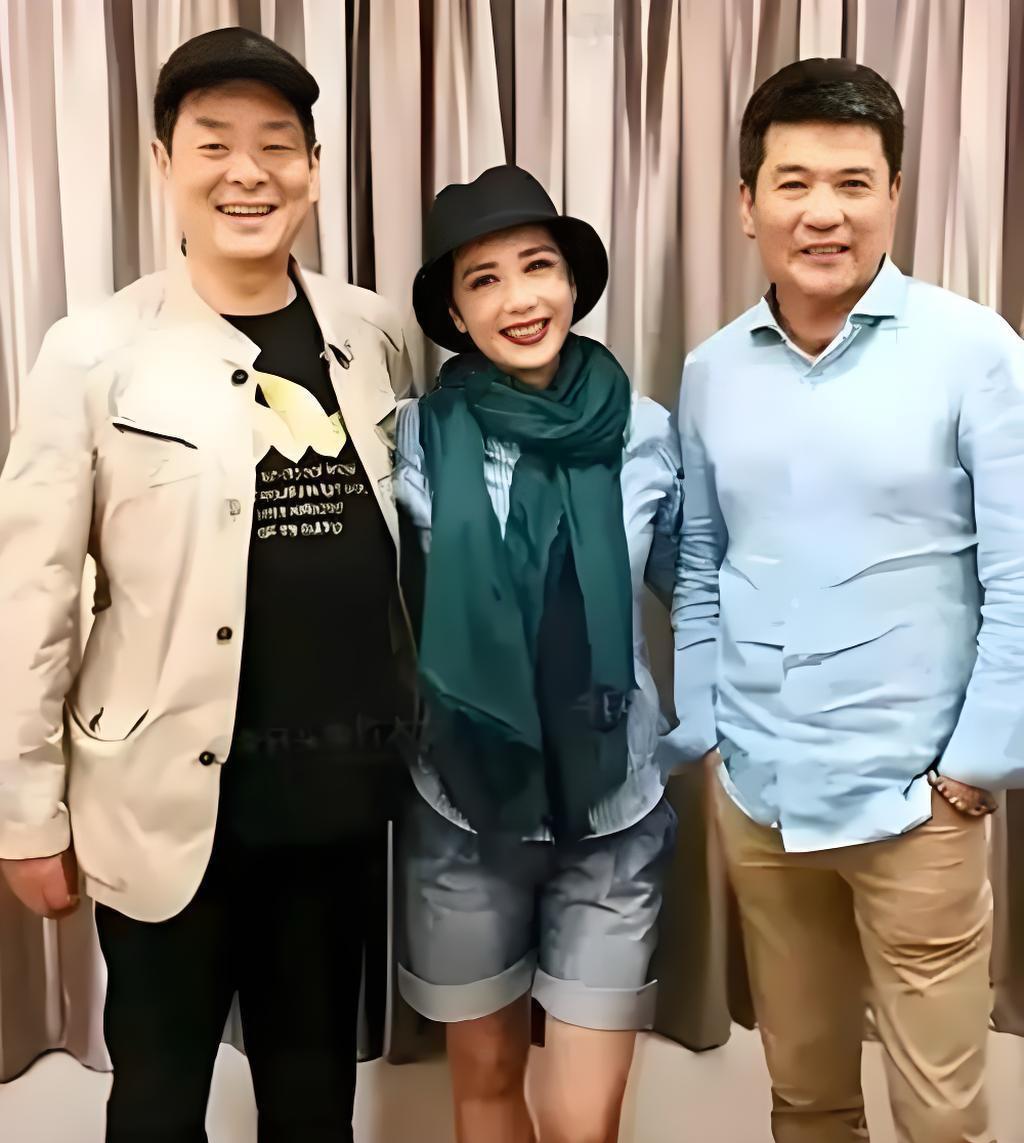 #老照片#
三位影视圈的俊男靓女，都是大名鼎鼎的明星人物。
左边大帅哥，是曾经的