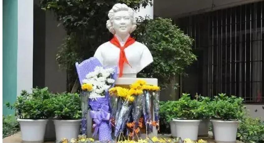 1949年，特务头子毛森，抓捕了一个交际花小姐，审讯时，毛森用刀划开她的衣服，轻
