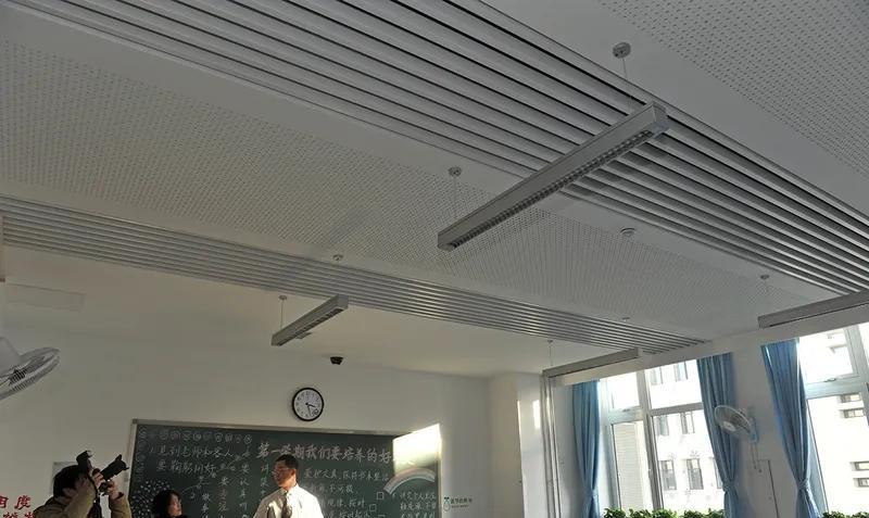 教师转岗或许也是一件好事，
优胜劣汰，
好的老师留在教育系统，
不适宜教书的老师