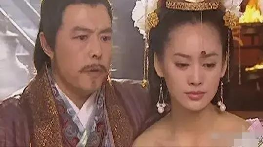 是夜，异人到吕不韦家中赴宴，看上了吕不韦老婆赵姬，吕不韦刚出去，异人就冲过去，一