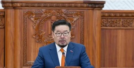 这回，蒙古真的变了。
蒙古这次政策转向确实让人眼前一亮。过去他们玩的是“第三邻国