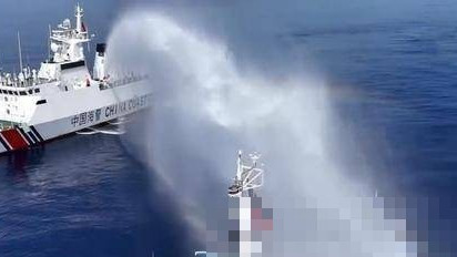 越来越激进，菲海警船凭借吨位优势，高速擦掠中国海警船尾