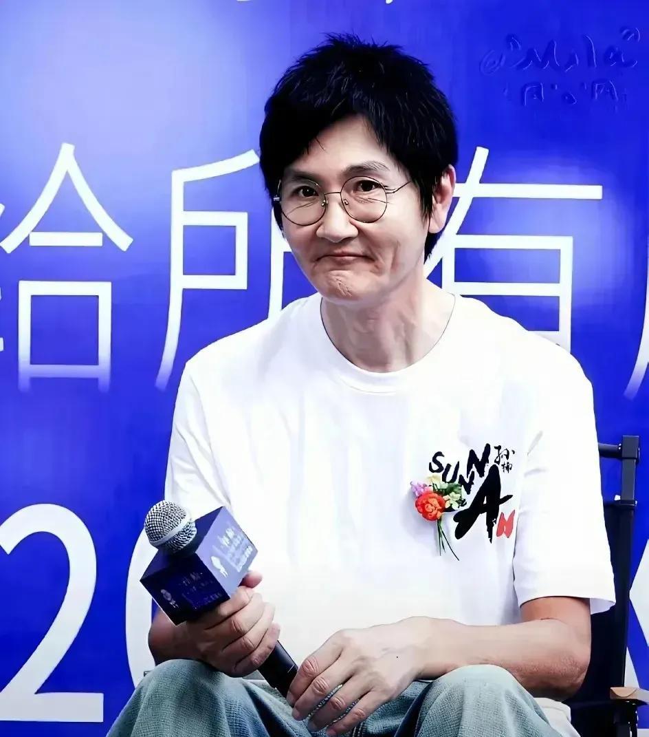 他的确是瘦了许多，瘦的就是皮包骨似的，那么难看极了
他的整张脸都变形了，连脸上皱