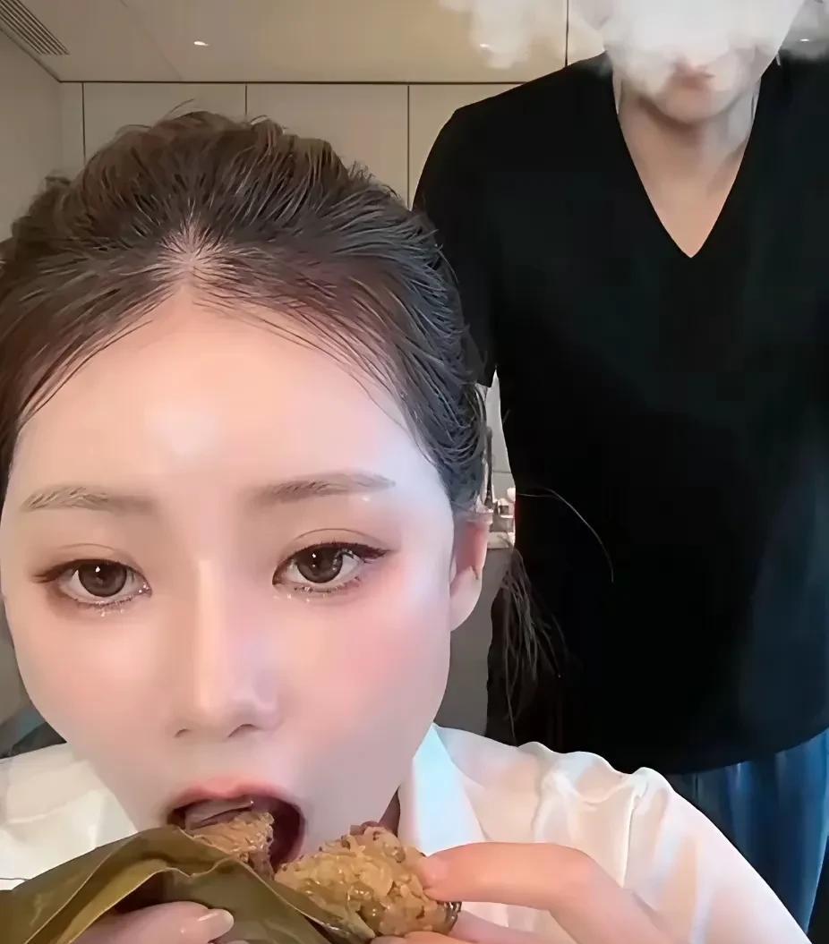 夫妻的相处模式最能反映问题，
汪小菲说：“马晓梅你别吃了，你都吃6个粽子了。”当