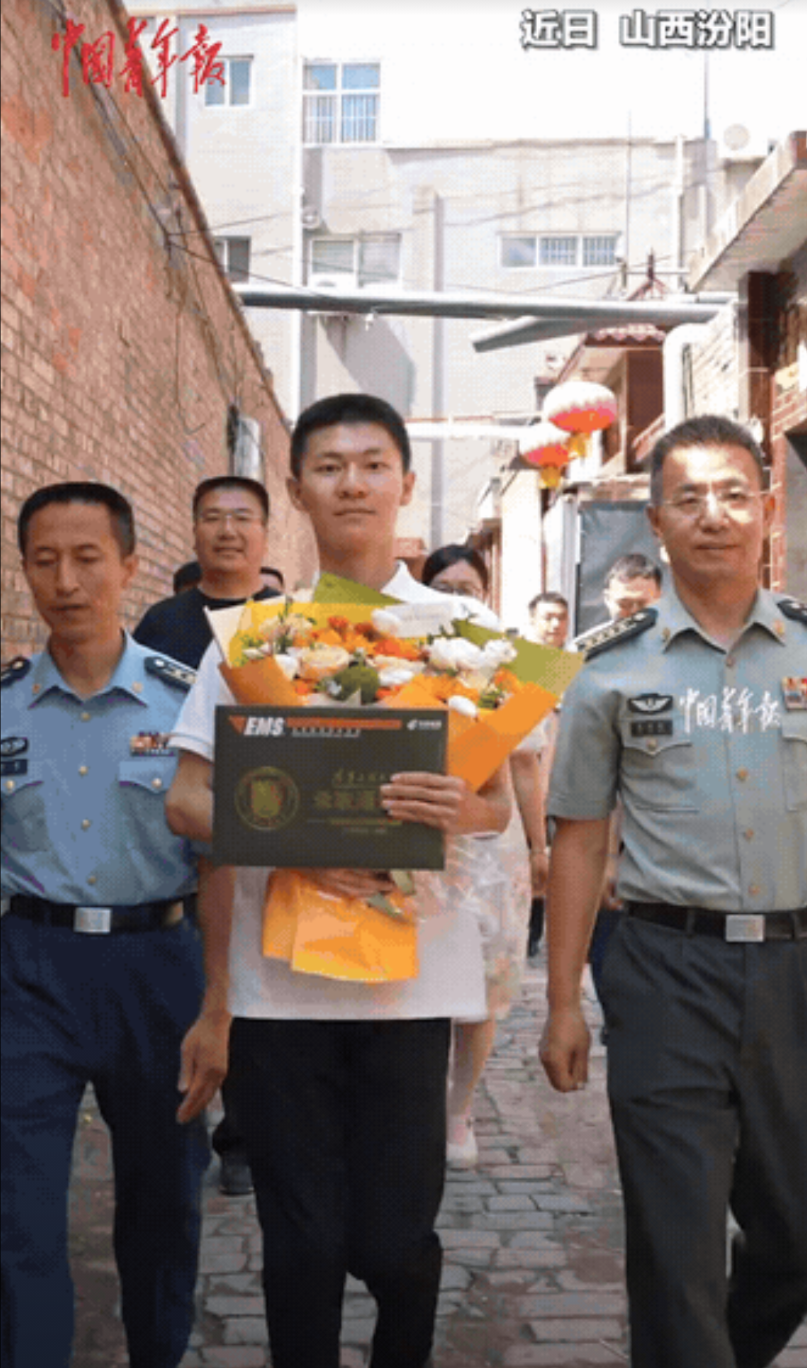 “光宗耀祖了！”山西，男生听到敲门声，以为是快递！结果，打开门却发现门口站着几名