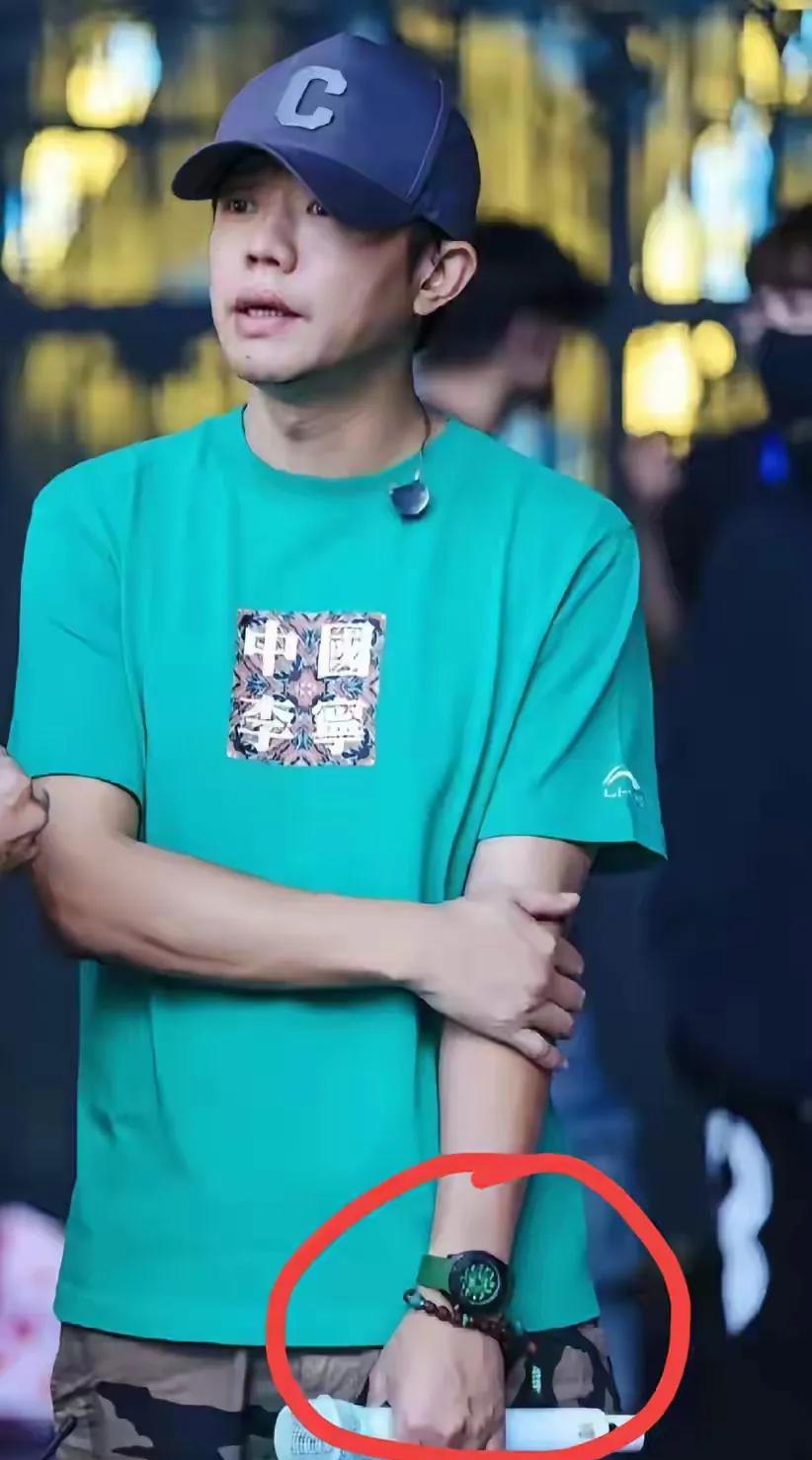 曾毅对手表的事做出回应了，可是没有道歉。
他说这是朋友送的，以为是劳力士，就随手