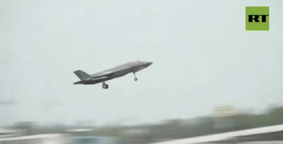 因故障滞留在印度机场35天后，英军F35战斗机终于修好并急急忙忙的飞走了。

