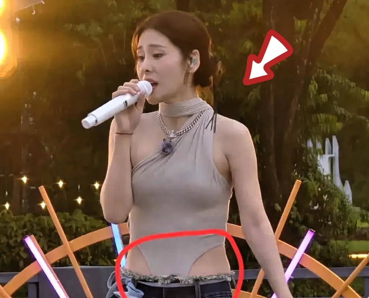 就说这打扮，

这身材

不要说华晨宇了 我看了都迷糊

在音乐上张