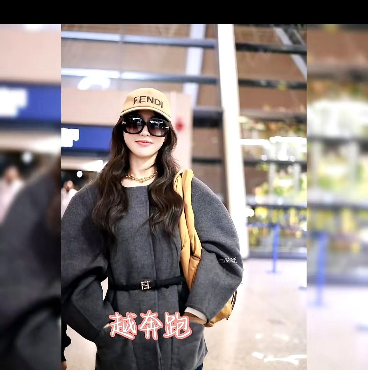 唐嫣米兰时装周路透好期待！
糖糖出发米兰时装周的路透来啦！镜头里的她状态超棒，光