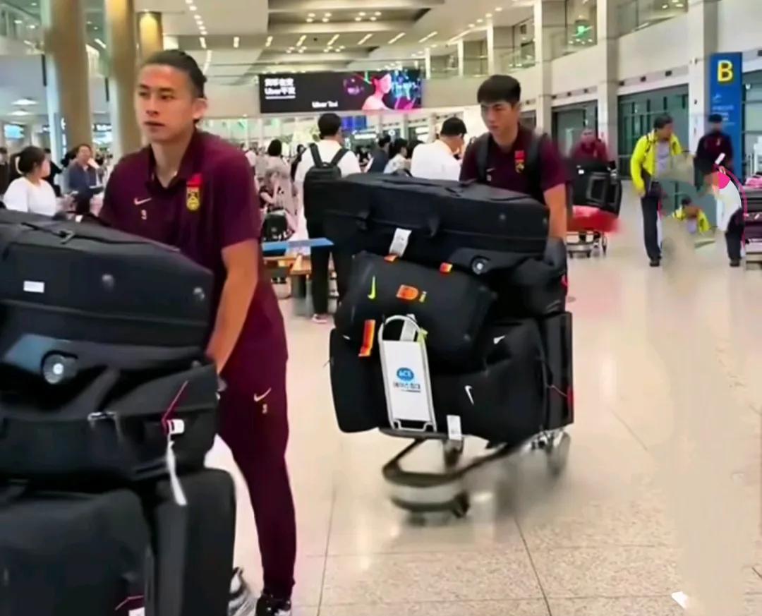说实话，我们应该为国足官方主动回应球员行李多的答复点赞。
国足一输球，网上立马就