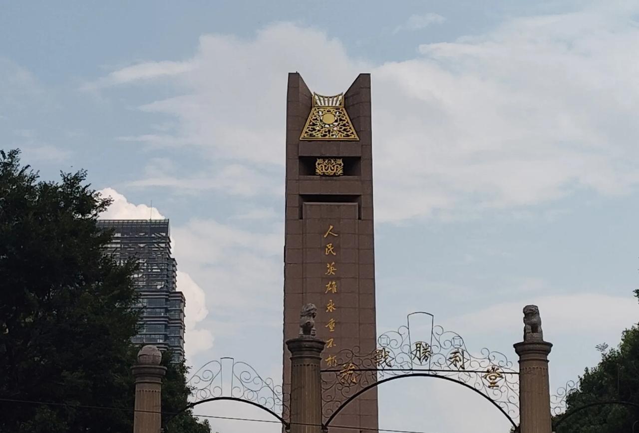 位于昆明市中心的胜利堂，曾经见证了滇西抗战的伟大胜利。
大门口的光华街，一大早都