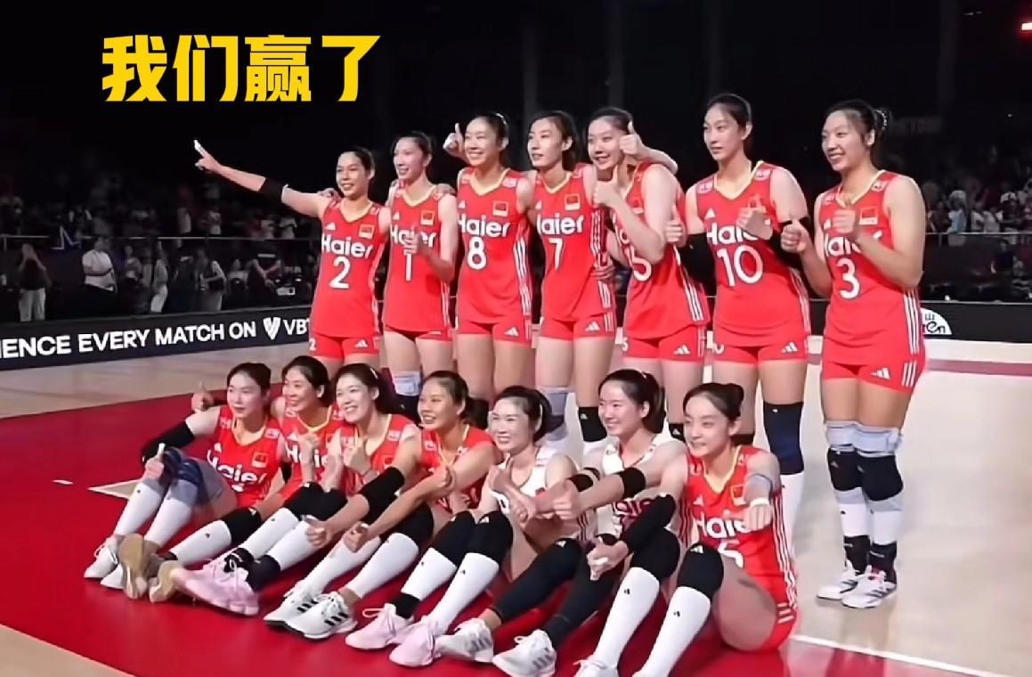 卡神笑了，教练鼓掌了，多米尼加女排彻底被征服！赛后合影，队员个个美滋滋，笑嘻嘻。