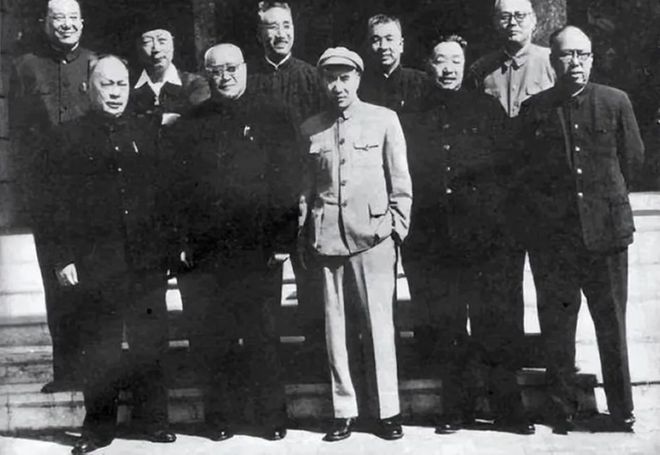 看看十大元帅和毛周的私交:
1.朱总:在欧洲入党，介绍人周恩来张申府。南昌起义时