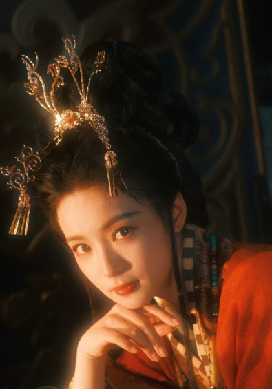 比起堆砌的华丽妆造，这种由内而外的古典美，才是真的高级。 ​​​