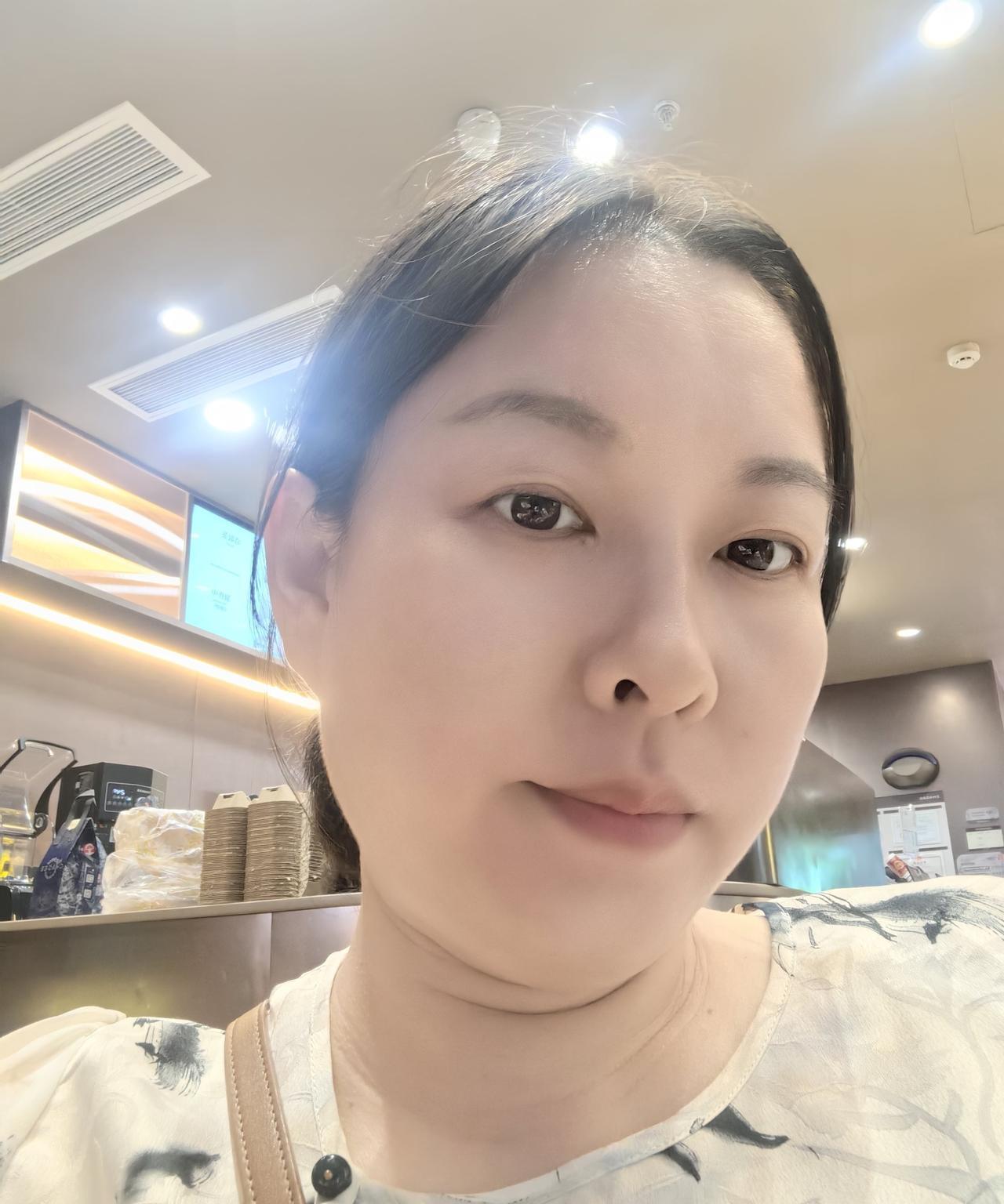 昨晚睡觉的时候，两个人有一句没一句的聊着，后来他把我惹哭了，稀里哗啦眼泪止不住，