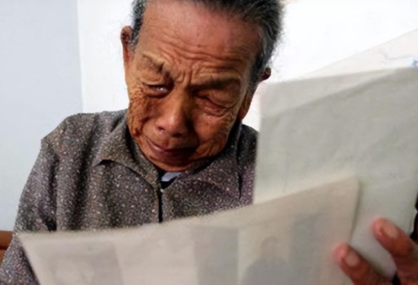 1945年，中国夫妇收养了4岁的日本弃婴，顶着辱骂，将其抚养长大，40年后弃婴回