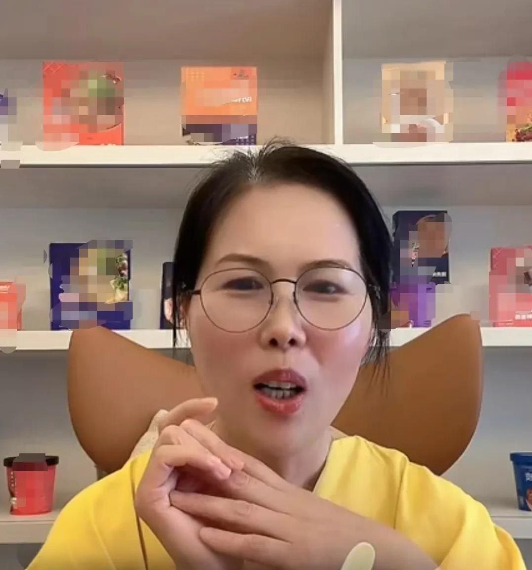 有网友问汪小菲家的保姆小杨阿姨：“汪总，给你多少一个月？”
小杨阿姨开心地说：“