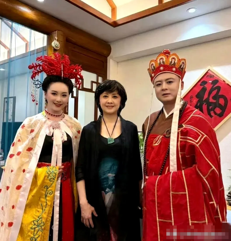 天呐！岁月这把“杀猪刀”咋就绕过了朱琳呢！73岁的“女儿国国王”一露面，那状态直