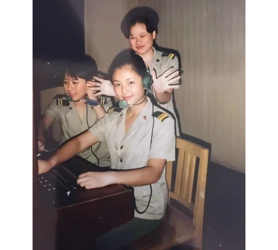 1994年，16岁的刘涛与两位女战友的合影留念照，这一年是刘涛当兵的第二年，19