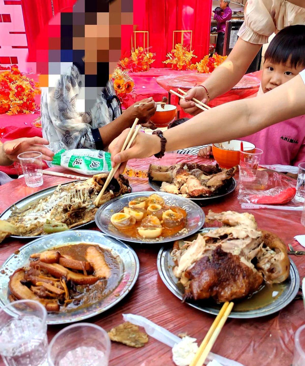 昨天见到了发小，没有想象的亲密感，感叹干得好不如嫁得好……
我和发小同村，从小的