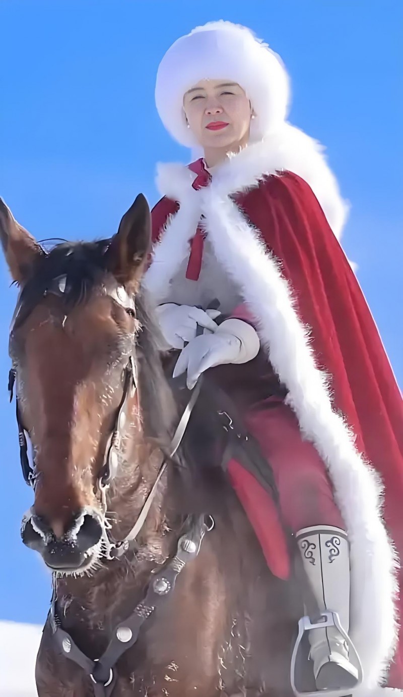 徐霞客青云志文旅大奖授予贺娇龙“策马行远·徐霞客文旅卓越勋章”