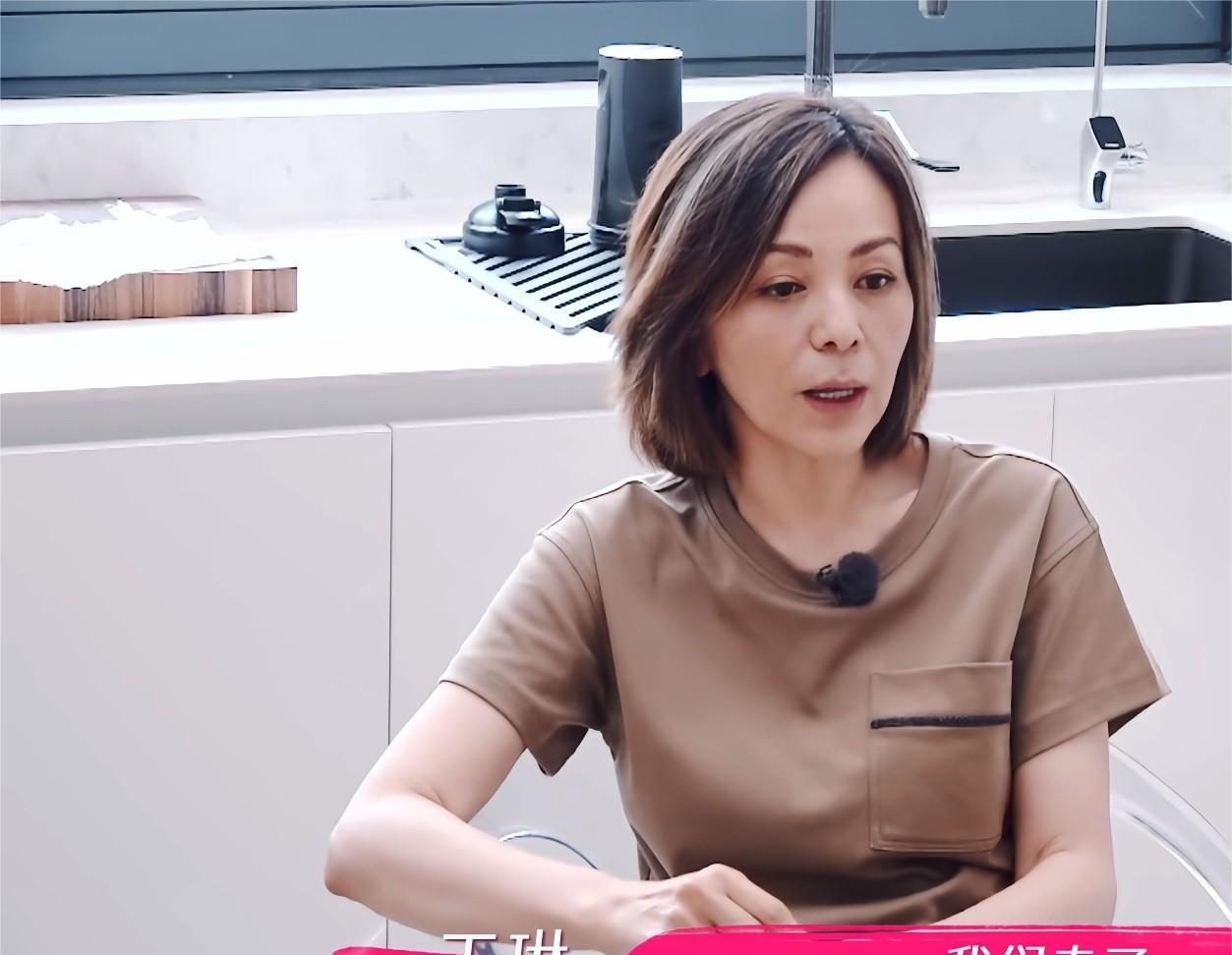 王琳看后都会被逗笑吧？！王琳一句平常话被网友过分解读，变成“吐槽大会”。
在综艺