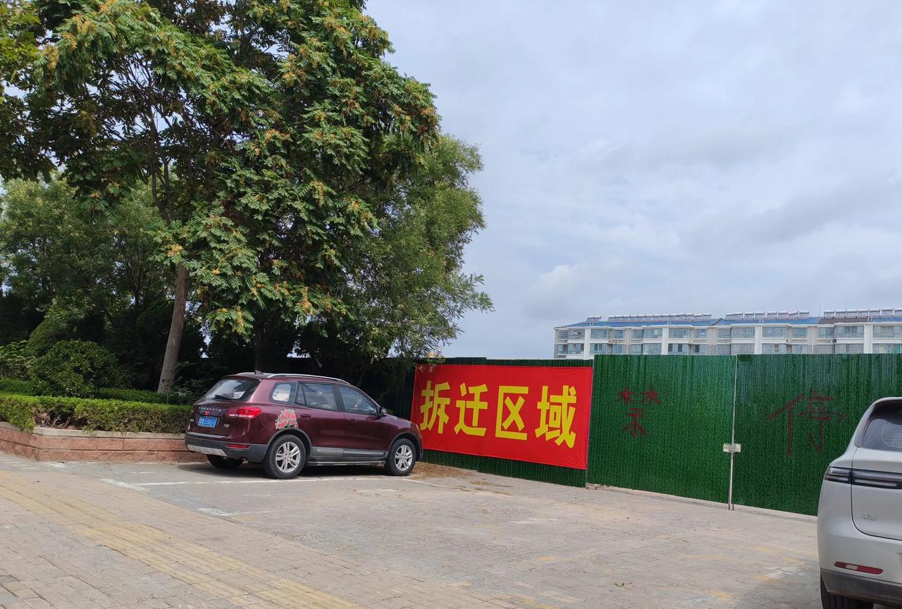 德州城北大学路于德兴路交叉路口东北角，原来是一片现址之地，多年来烧烤大院搞得挺红