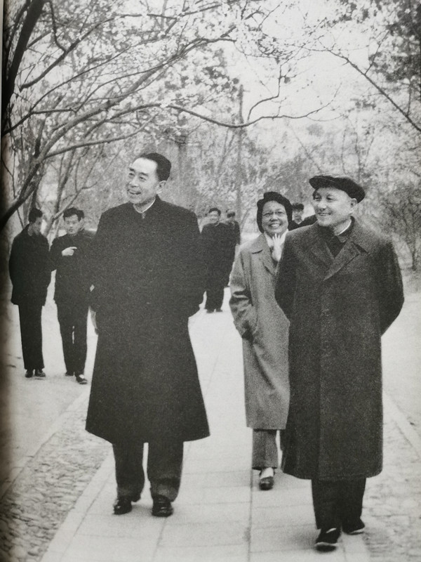 1963年，周总理和邓小平一起在颐和园赏花。
相似的家庭背景，共同的人生信仰，共