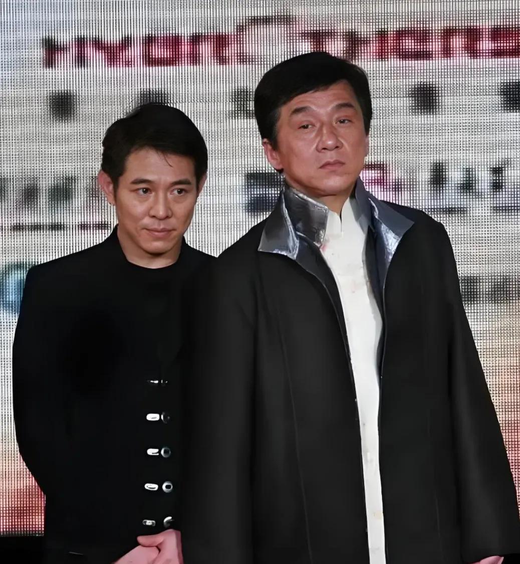 成龙的个子并不算高，没想到李连杰还没有成龙的个子高，他们俩站在一起，成龙要高出他