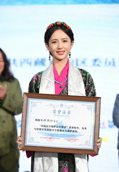 你们发现一个问题没
佟丽娅自从和陈思诚离婚后
职业生涯直接开挂了
就是和之前的画
