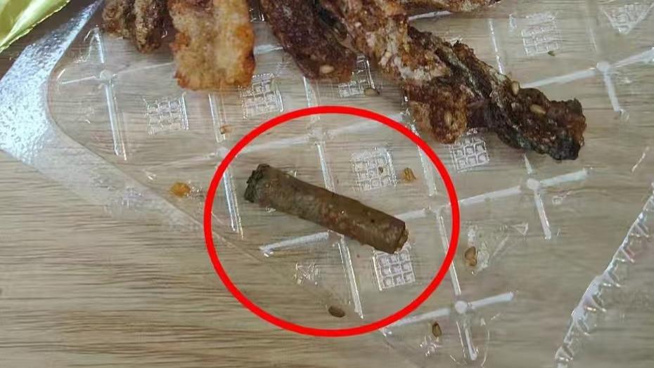 郑州一零食中惊现烟头引关注 消费者维权获妥善解决