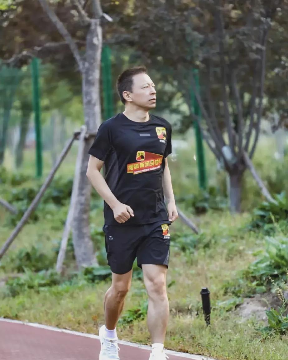 张朝阳，生活像个寒门子弟。

至今未婚，不效仿王石。
谦逊寡言，远离尘世喧