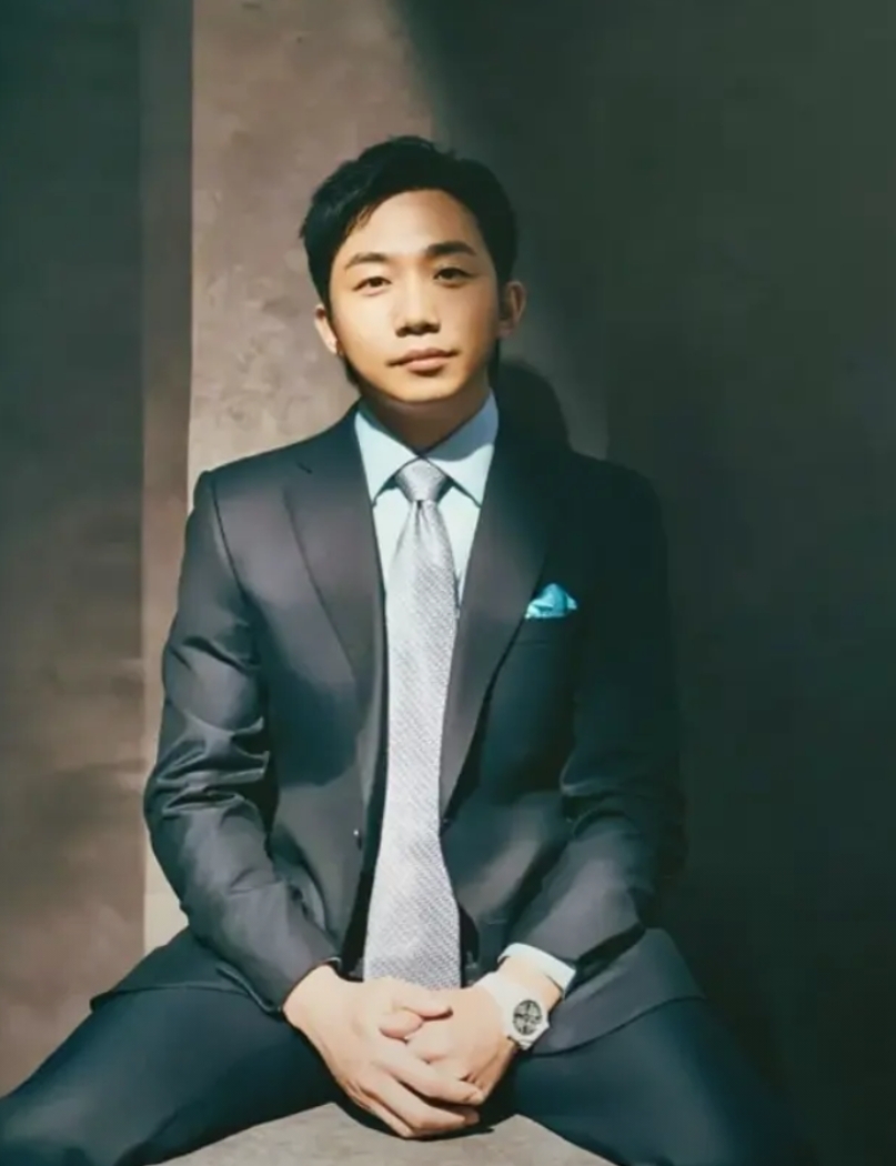 泡泡玛特创始人王宁

老家是河南新乡的，今年才38岁，毕业于郑州西亚斯学院，民办