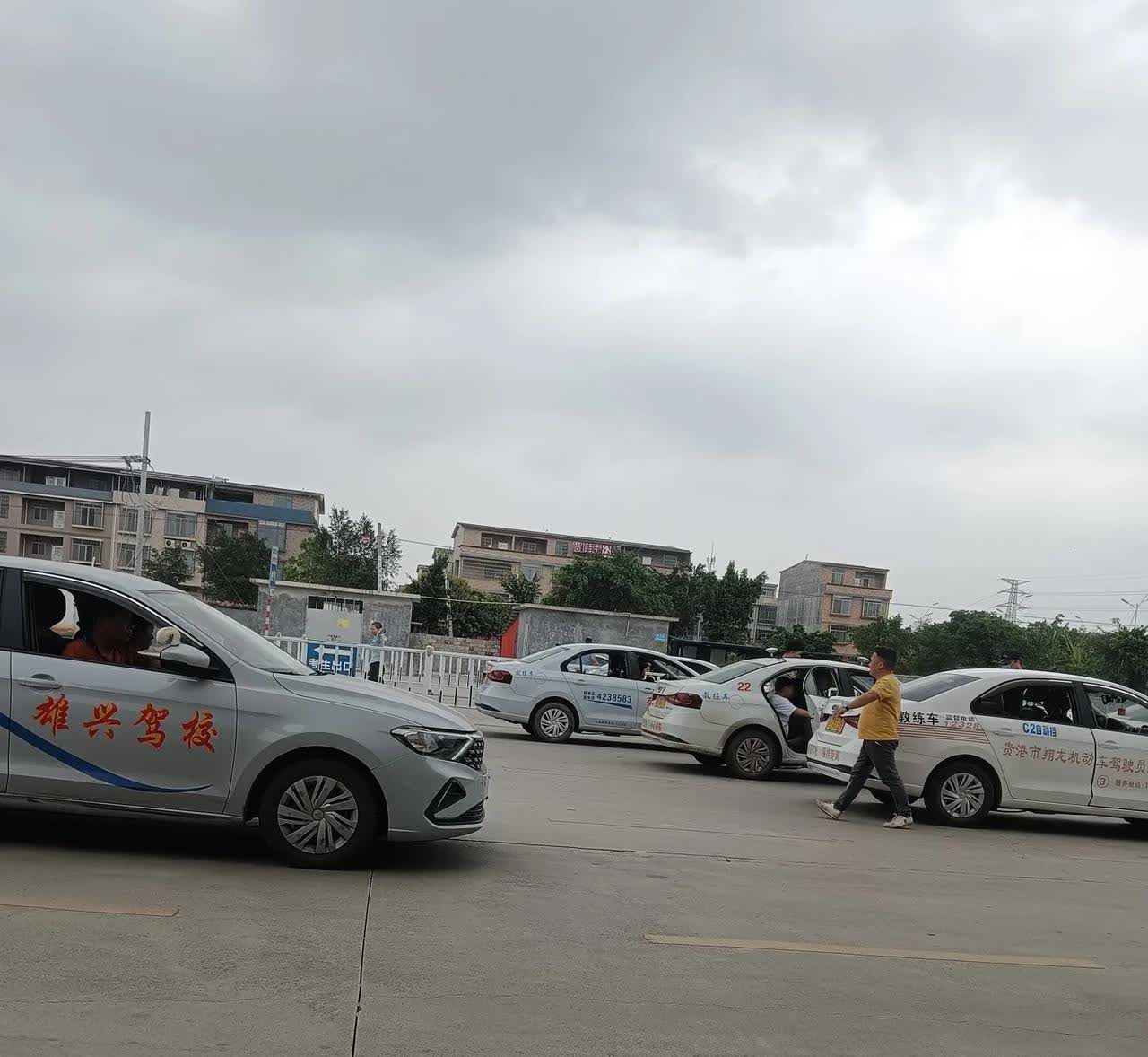 今天可是被教练训惨了……
刚到驾校，我们就问教练，今天考科目三那个美女过了没有