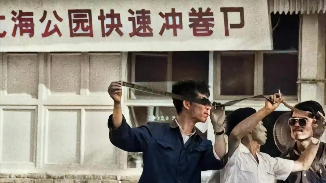 昨天老同学在街上卖桃子，临走的时候，她给我留了一袋子桃子
