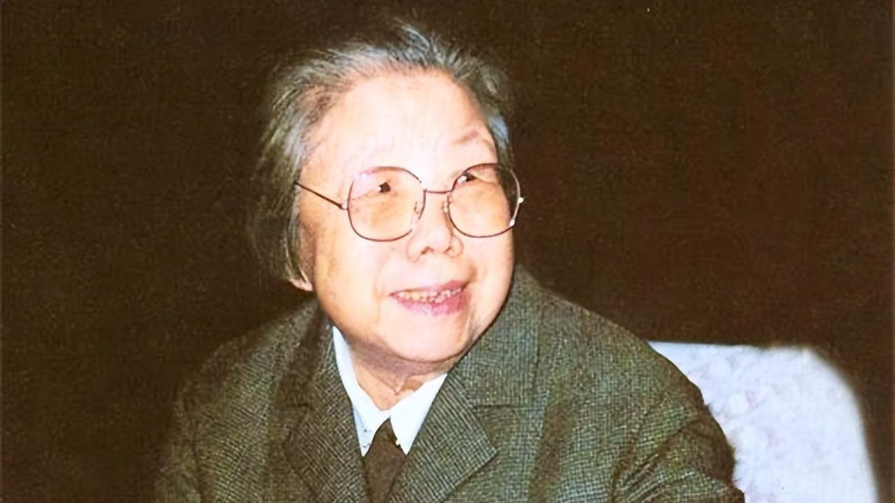 76年周总理去世，邓颖超在贴身皮夹里发现一张照片：总理一生之痛